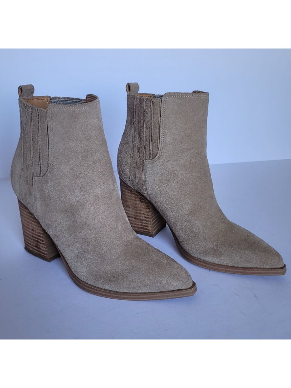 Marc Fisher ML Oshay Taupe Suede Pointed Toe Ankle Block Heel Bootie. Size 6.5M